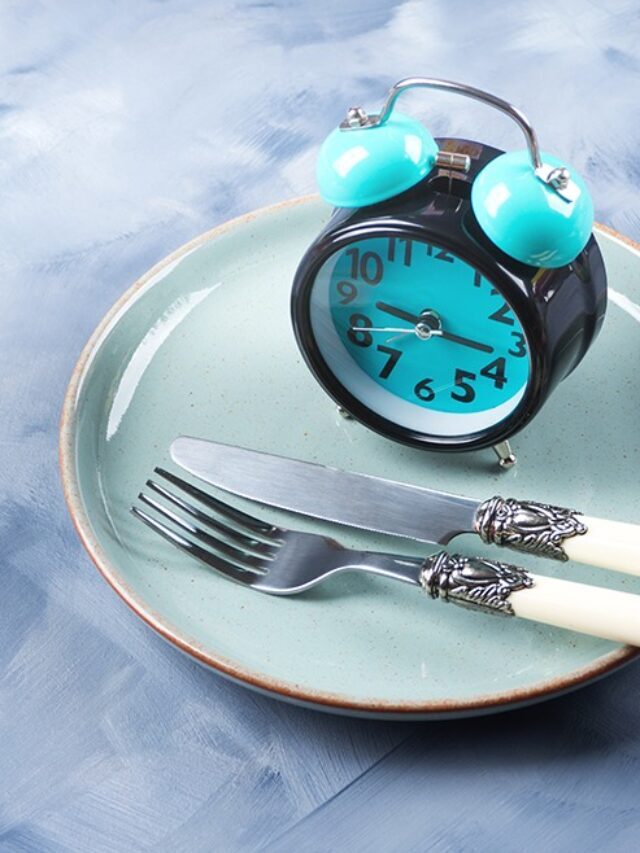 cropped-intermittent-fasting-concept-with-blue-alarm-clock-2021-08-29-03-56-48-utc.jpg